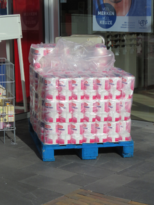 848785 Afbeelding van een pallet met pakken WC-papier bij de winkel van drogisterijketen Het Kruidvat op het ...